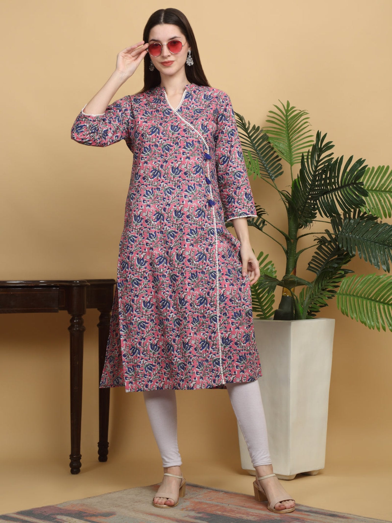 Maluka Women Floral Printed Straight Kurta