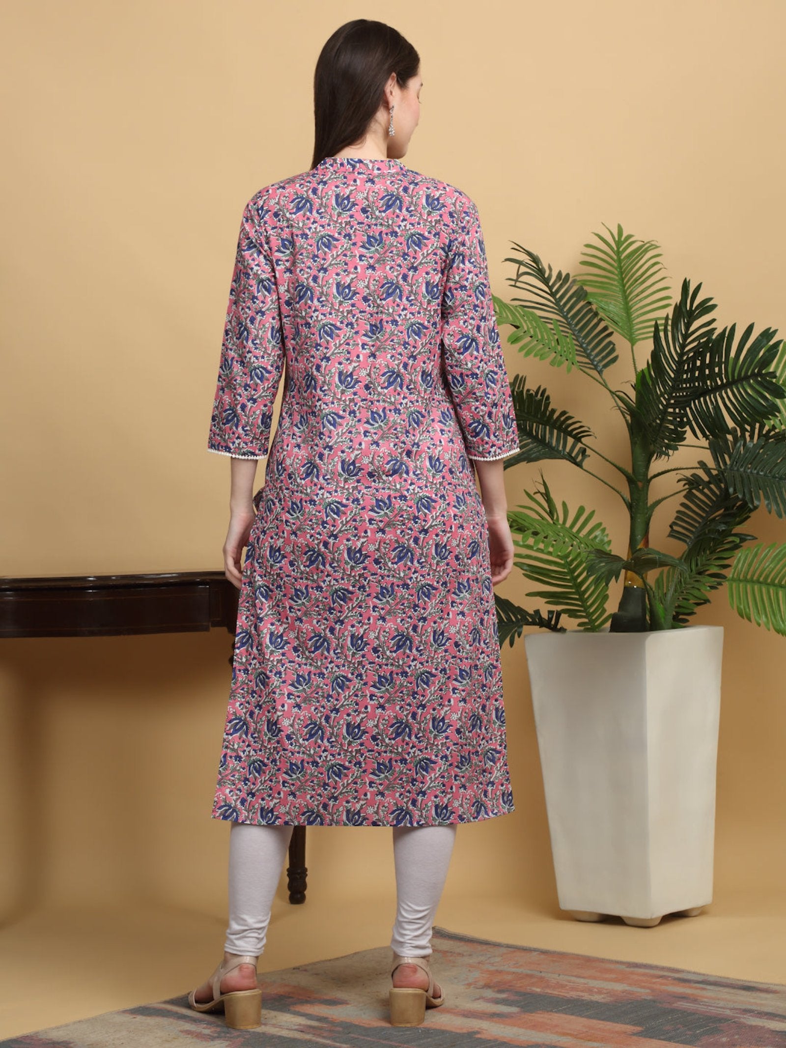 Maluka Women Floral Printed Straight Kurta