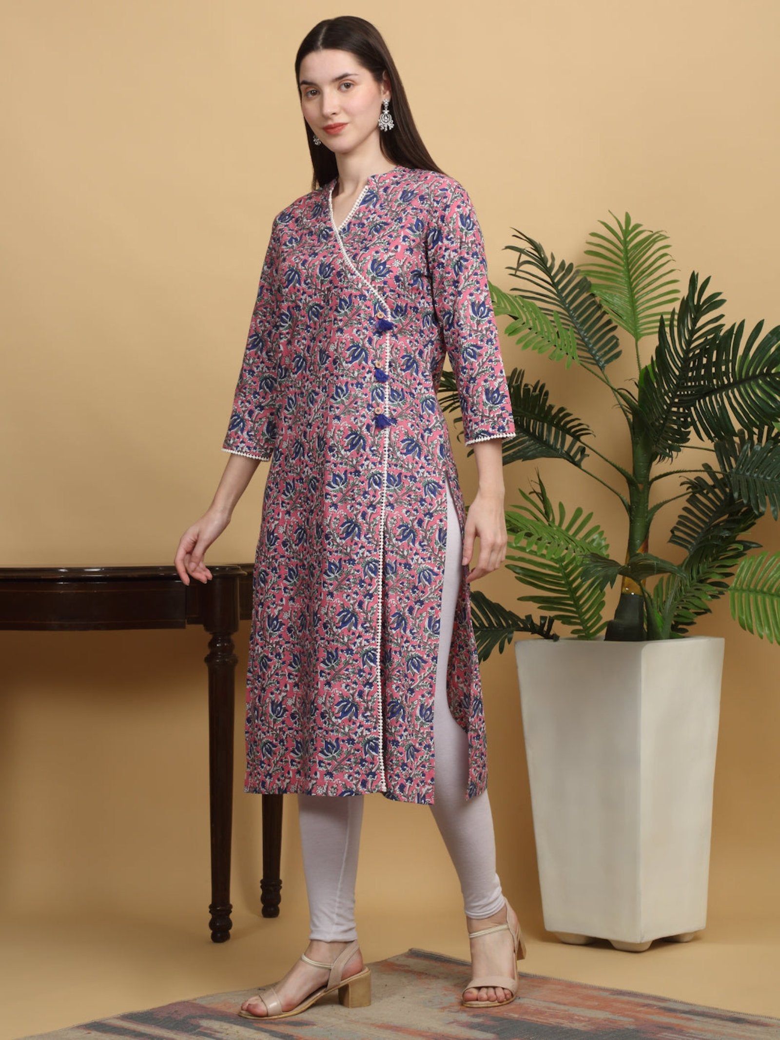 Maluka Women Floral Printed Straight Kurta