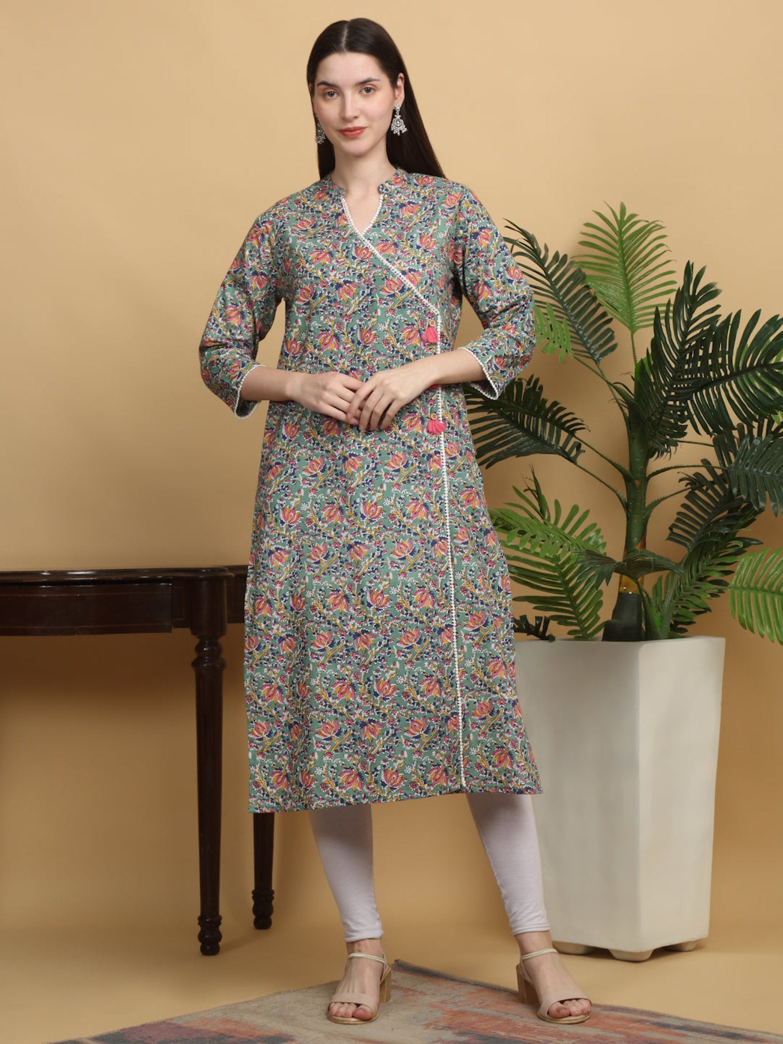 Maluka Women Floral Printed Straight Kurta