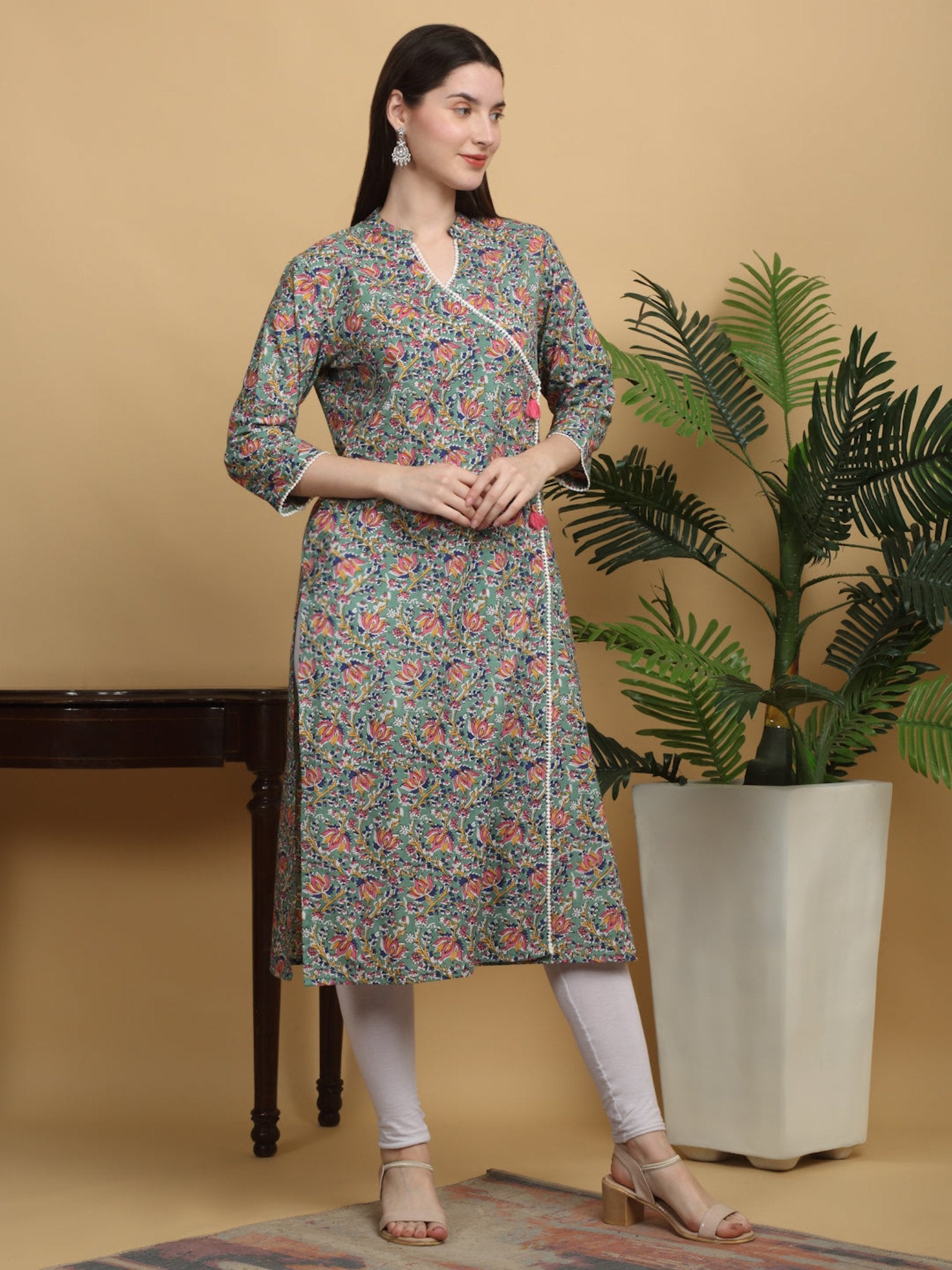 Maluka Women Floral Printed Straight Kurta